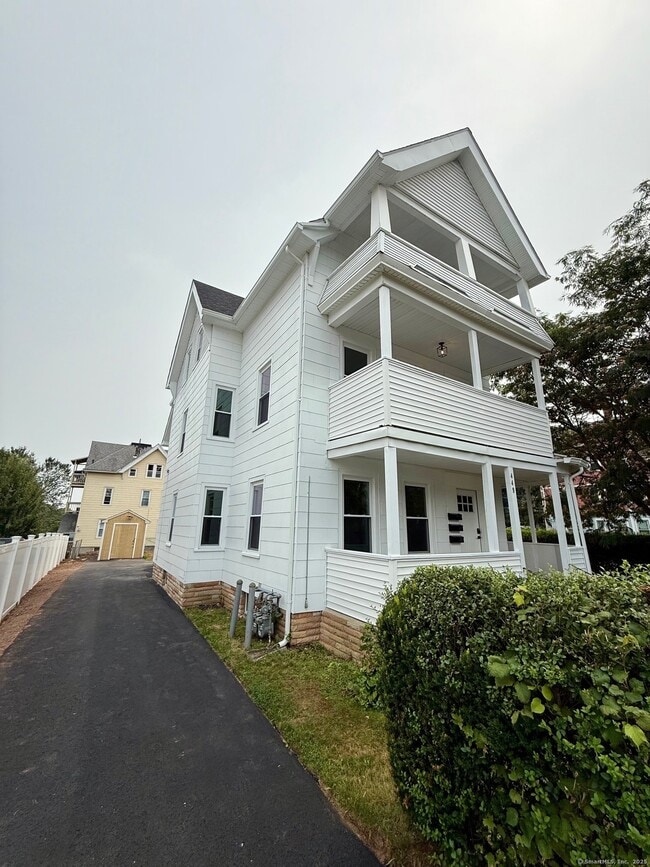 Building Photo - 449 Stanley St Unit 1
