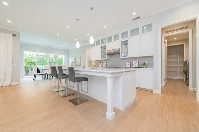 Building Photo - Fully Renovated 2 Bed, 2.5 Bath + Den Single Story Home Available NOW in Eastwood Village in Irvine!