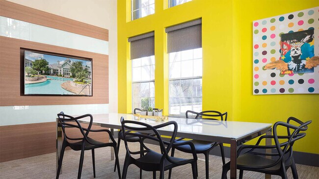 Centro de negocios comunitario del apartamento con espacio para conferencias en Griffis SoCo en Austin, Texas. - Griffis SoCo Austin