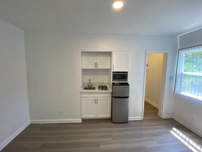 Photo - 944 Tiverton Avenue