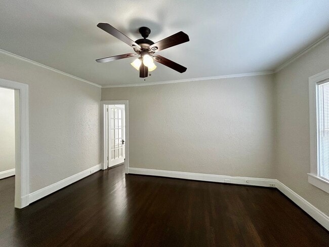 Photo - Adorable Upstairs 1/1 w/ Hardwoods in Small 16 Unit 1920's Complex Unit F213