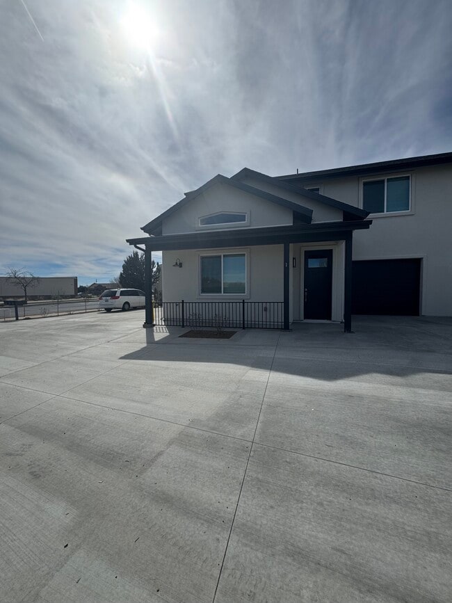 Building Photo - 3112 N Navajo Dr