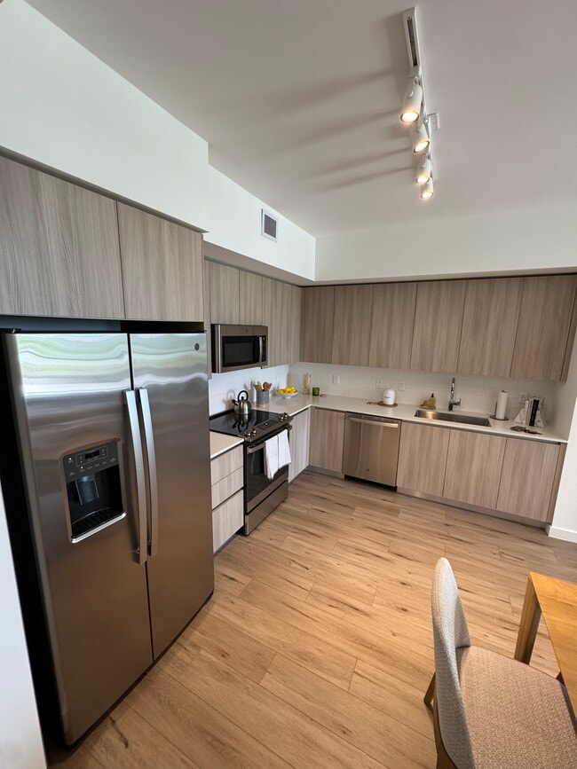Building Photo - 505 W 76th St Unit B8
