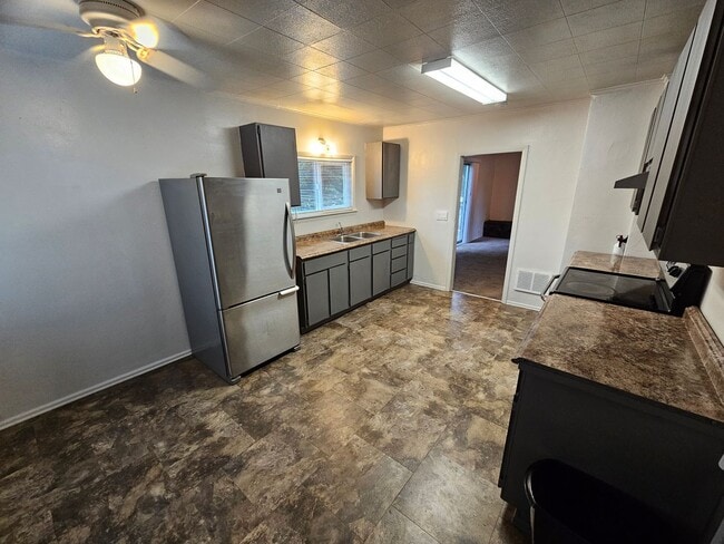 Building Photo - 2 bedroom with fully fenced yard in bremer... Unit 2402 Upper Rental