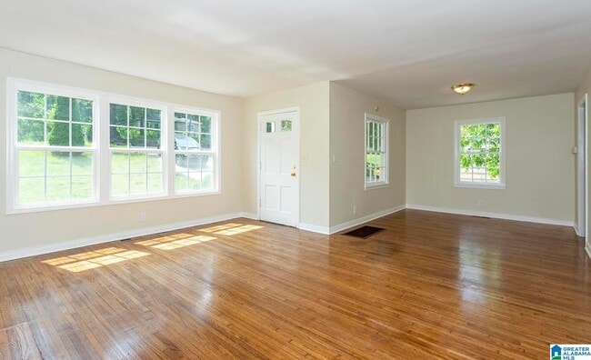 Photo - 921 5 Mile Rd