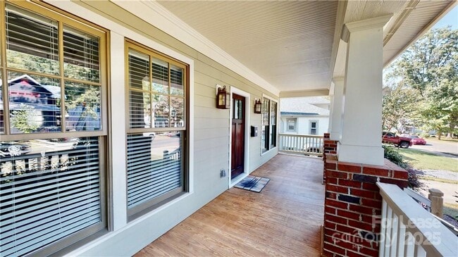 Photo - 2213 Roslyn Ave