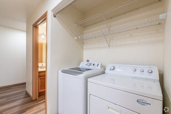 2BR, 2BA - 1,150SF - Laundry