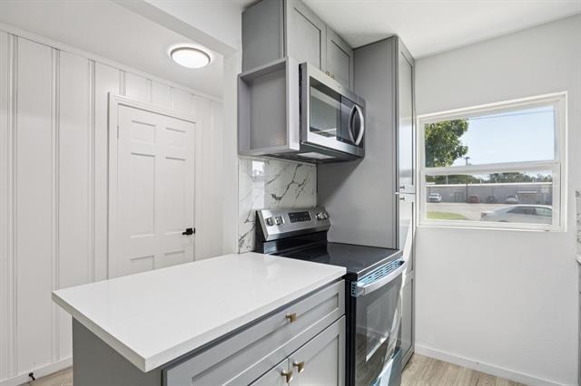 Photo - 303 N Delphine St