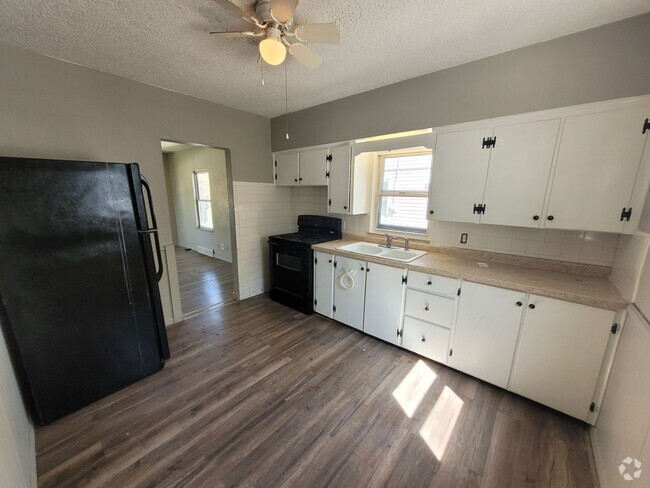 Building Photo - 2 Bedroom, 1 Bathroom home with detached g...