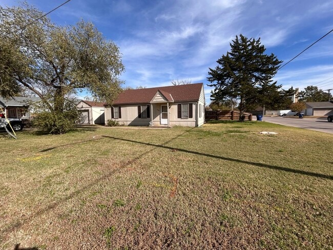 Building Photo - Cute 2 Bedroom 1 Bath