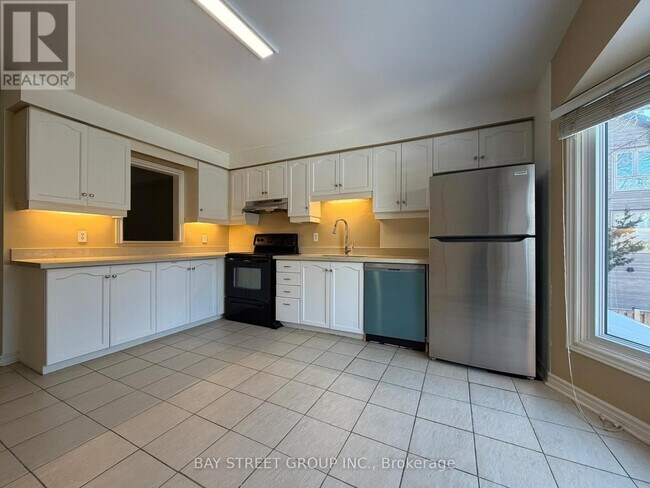 Photo - 1100 Queens Ave