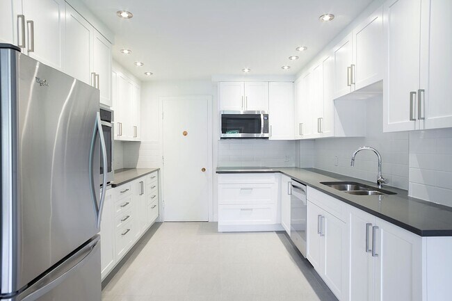 Building Photo - 3468 Rue Drummond Unit 402