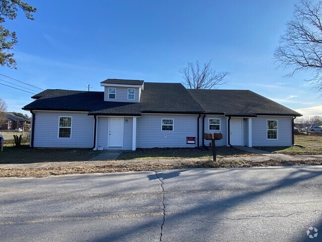 Duplex apt. on right - 401 S 2nd Ave Unit #B Rental