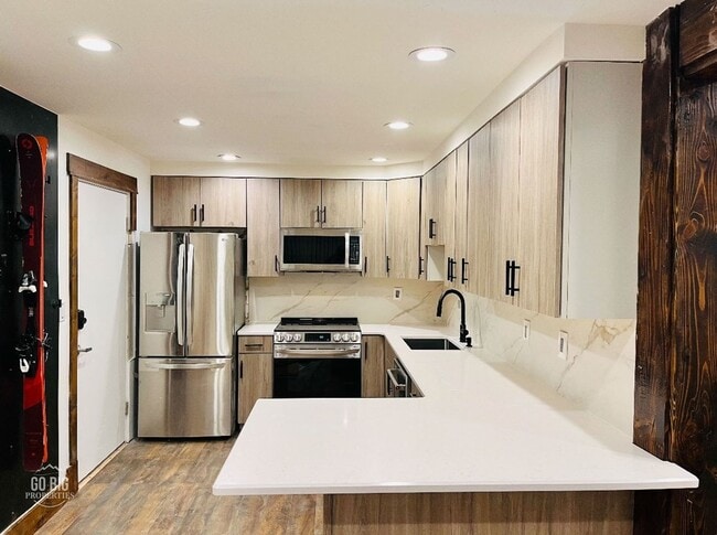 Building Photo - Recently Renovated Hill Condo - SIX MONTH ...