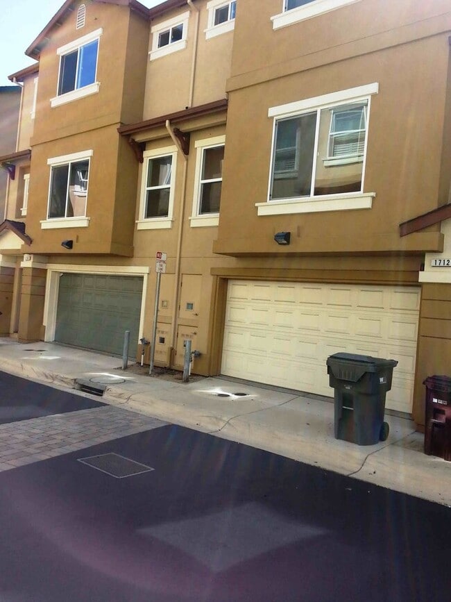Spacious 2 Bedroom, 2.5 Bath Townhouse Loc... - Spacious 2 Bedroom, 2.5 Bath Townhouse Loc...