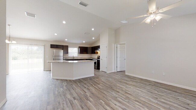 Photo - 913 Columbia Ter