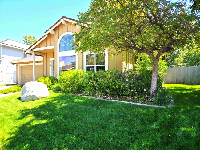 Building Photo - Beautifully Updated 3 Bedroom 2 Bath Updat... Rental