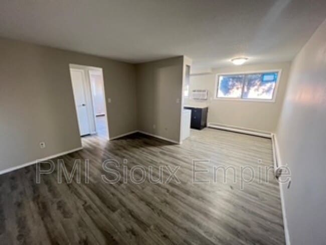 Building Photo - 440 S Western Ave Unit 7