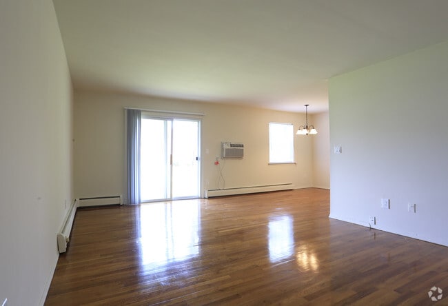 LIVING ROOM - Balmoral Arms