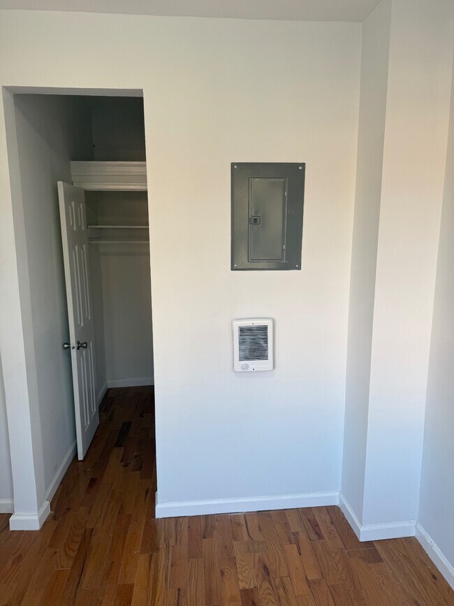 Photo - 18xx Bronxdale Ave