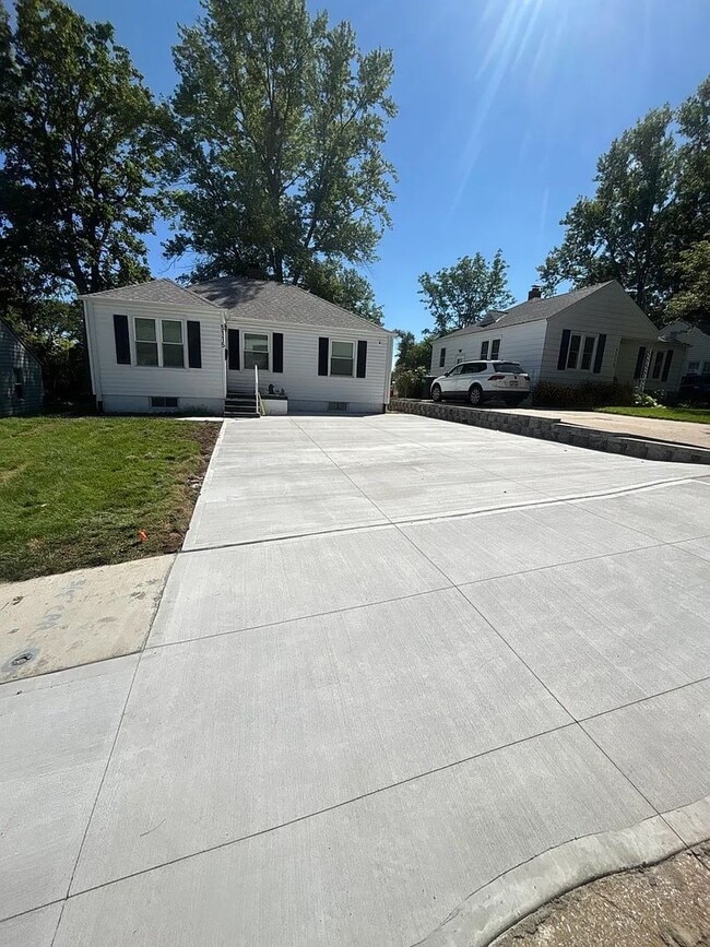 Building Photo - Massive Parking + Finished Basement Near UNMC & Downtown – $2,000/mo