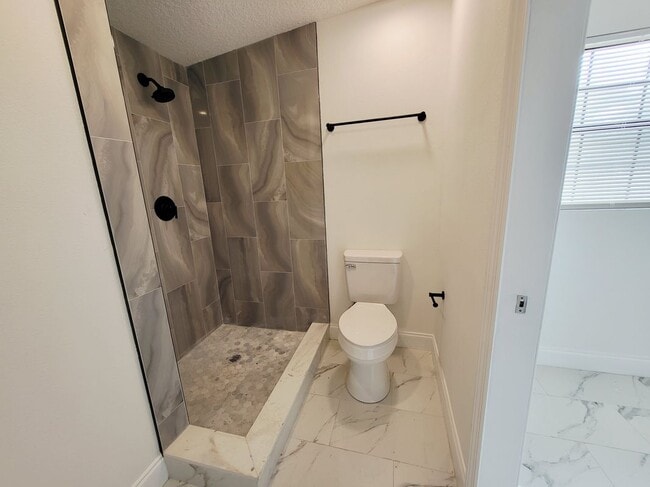 Photo - 2511 Drake Dr