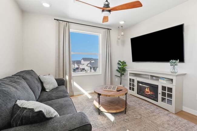 Building Photo - 304 Cliff Swallow Ave Unit ID1460914P