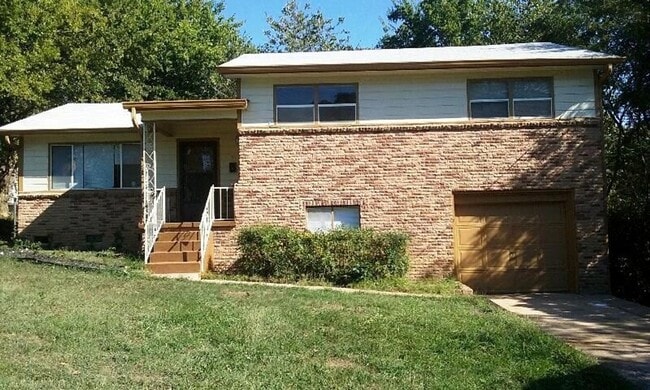 Building Photo - 4 Bedroom Home