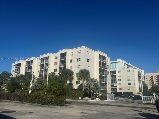 Building Photo - 2821 N Miami Beach Blvd Unit 5P