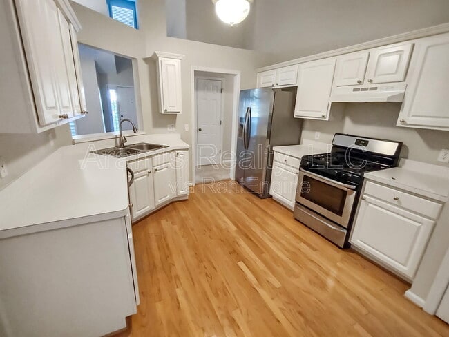 Photo - 697 Bostonian Way SW