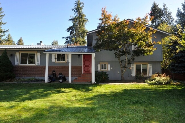 Building Photo - Emerald Estates 4 bed 2 bath with fenced yard