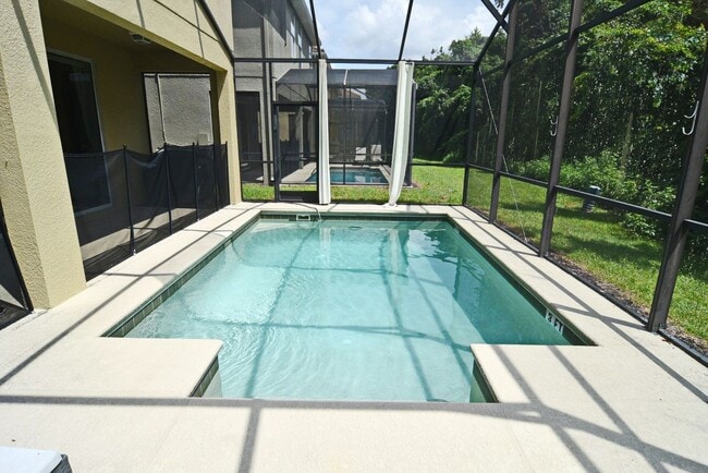 Spacious 6-Bed, 5-Bath Furnished Home with... - Spacious 6-Bed, 5-Bath Furnished Home with...