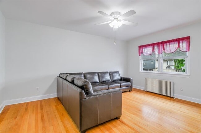 Photo - 120 W 50th St