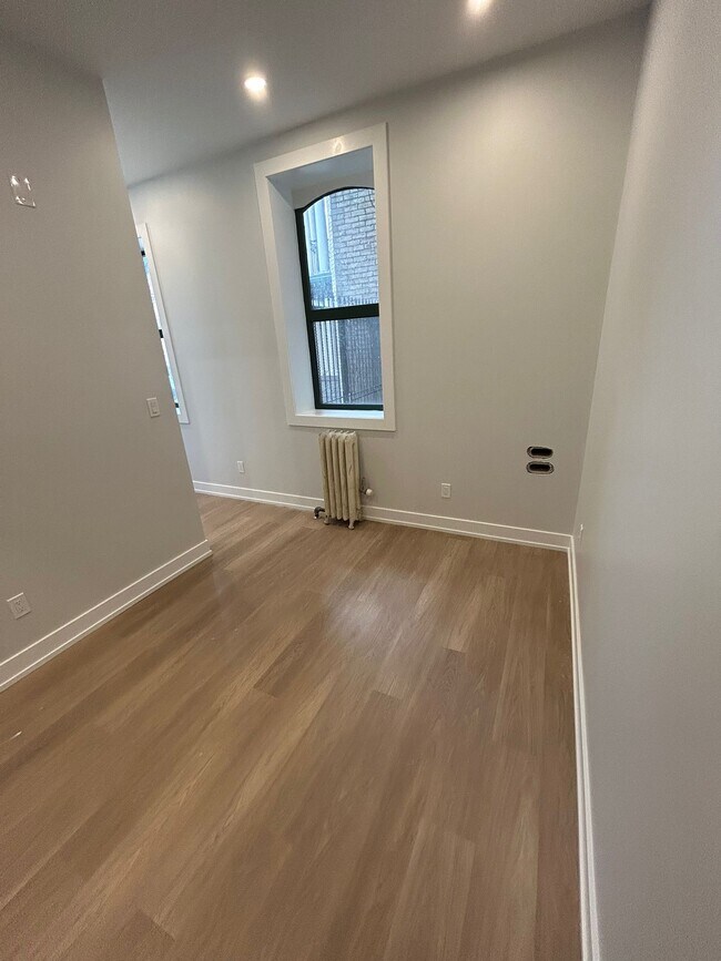 Photo - 592-596 Church St & 67-71 Gloucester St