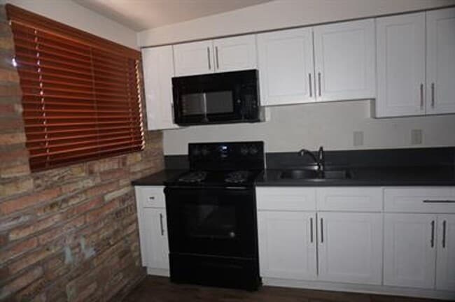 Photo - 935 E Adelaide Dr