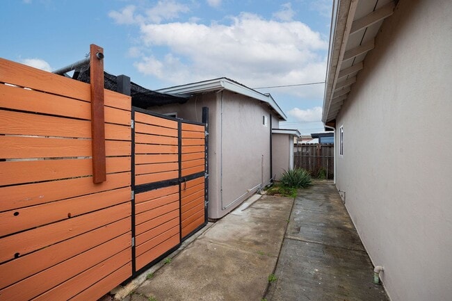 Photo - Remodeled spacious 2 bedroom, 1 bathroom unit now available!