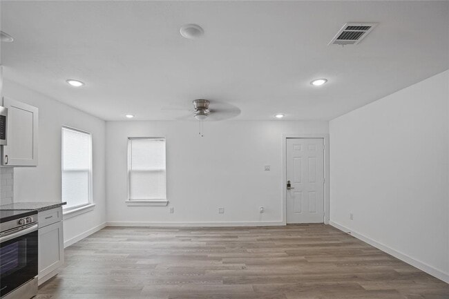 Photo - 9313 Hillis St Unidad B