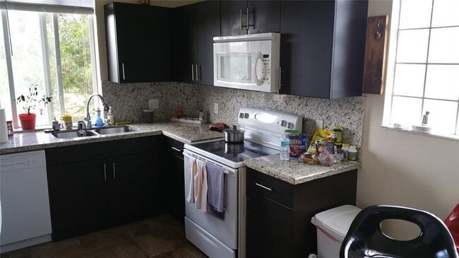 Building Photo - 6984 SW 39th St Unit H206