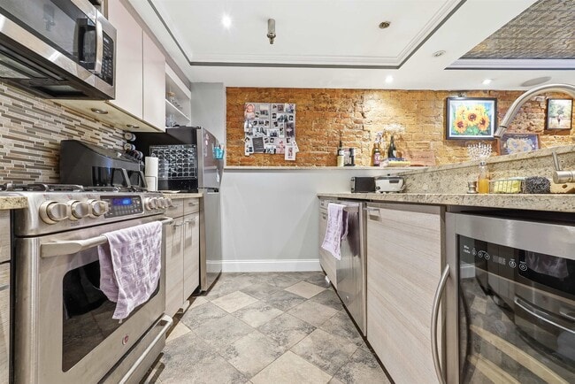 Building Photo - 535 Bloomfield St Unit BS