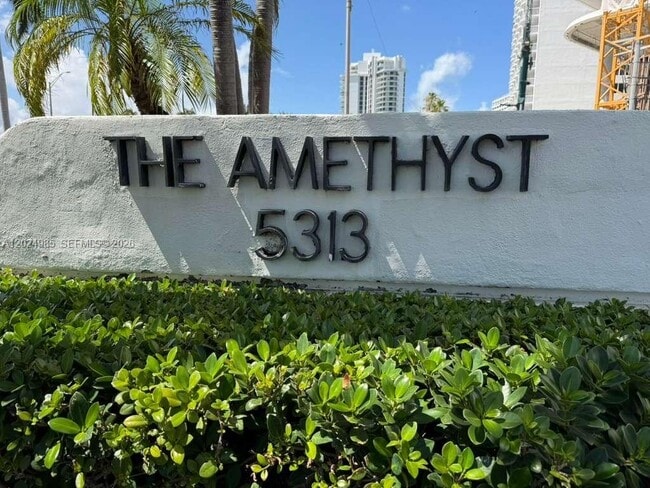 Building Photo - 5313 Collins Ave Unit 1109
