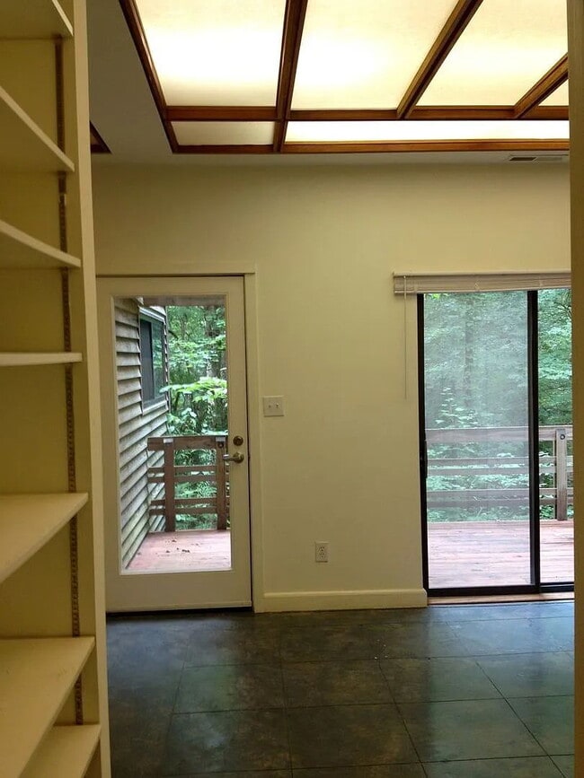 Building Photo - 104 Rose Ln