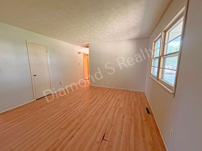 Photo - 3 Bedroom Home In Nice, Established Neighborhood
