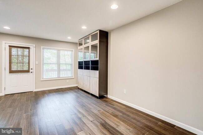 Photo - 2648 Bowen Rd SE