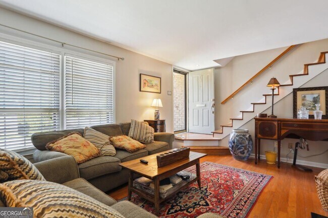 Photo - 73 La Rue Pl NW