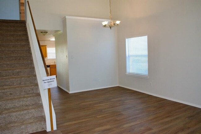 Photo - 1708 Darjeeling Dr