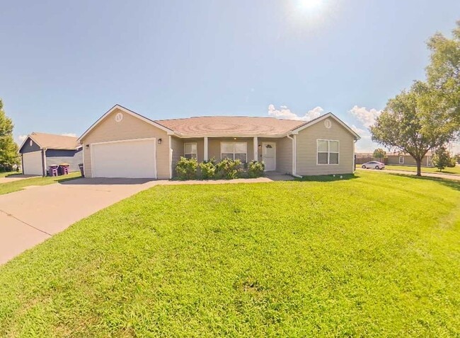 Fenced In Yard + Pet Friendly + Bonus Storage Shed + Stainless Steel Appliances + Washer & Dryer ... - Fenced In Yard + Pet Friendly + Bonus Storage Shed + Stainless Steel Appliances + Washer & Dryer ...