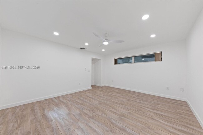 Photo - 945 NE 176th St