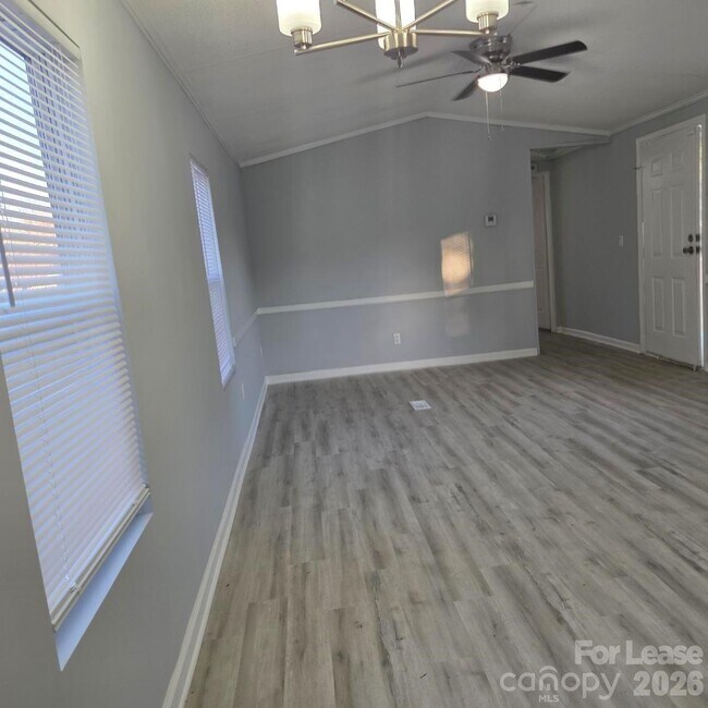 Photo - 825 Mountain Crest Dr