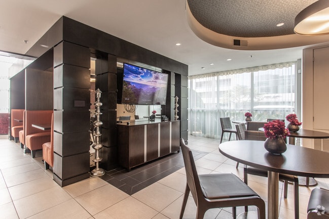 Cyber Cafe - Pearl Greenway