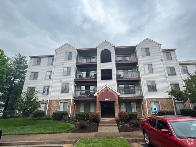 Building Photo - Light Filled 2 Bedroom 1 Bath Condo in Bat...